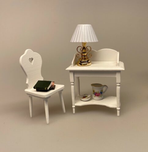 Miniature Messing Bordlampe og plisseret skærm,Hvid Miniature Køkkenstol med hjerte, stol, dukkemøbler, dukkehusmøbler, dukkehustilbehør, dukkehusting, miniaturer, biti, 1:12