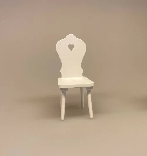 Hvid Miniature Køkkenstol med hjerte, stol, dukkemøbler, dukkehusmøbler, dukkehustilbehør, dukkehusting, miniaturer, biti, 1:12