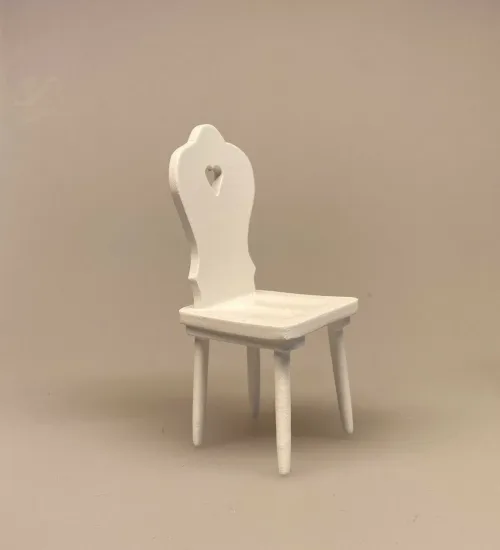 Hvid Miniature Køkkenstol med hjerte, stol, dukkemøbler, dukkehusmøbler, dukkehustilbehør, dukkehusting, miniaturer, biti, 1:12