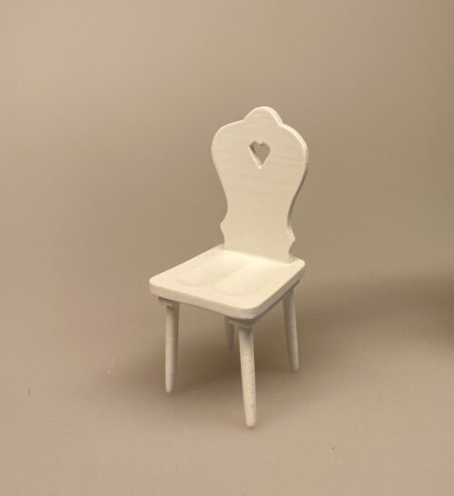 Hvid Miniature Køkkenstol med hjerte, stol, dukkemøbler, dukkehusmøbler, dukkehustilbehør, dukkehusting, miniaturer, biti, 1:12