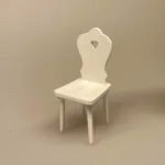 Hvid Miniature Køkkenstol med hjerte, stol, dukkemøbler, dukkehusmøbler, dukkehustilbehør, dukkehusting, miniaturer, biti, 1:12