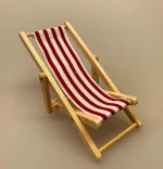 Miniature Liggestol, klappes sammen, sammenklappelig, strandstol, driverliv, strand, sol, ferie, solferie, slappe af, pension, efterløn, miniature, dukkehus, dukkehusting, dukkehustilbehør, sangskjuler, symbolsk, gave, biti