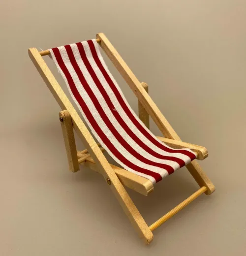 Miniature Liggestol, klappes sammen, sammenklappelig, strandstol, driverliv, strand, sol, ferie, solferie, slappe af, pension, efterløn, miniature, dukkehus, dukkehusting, dukkehustilbehør, sangskjuler, symbolsk, gave, biti