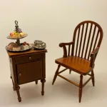 kage,Miniature Sølvopsats med kager,Miniature Pindestol med armlæn i Valnød , buet ryg, Miniature Pindestol Valnød, Miniature Pindestol hvid, Miniature Pindestol , stol køkkenstol spisebordsstol, dukkestol, dukkehusmøbler, dukkemøbler, dukkehus, dukkehusting, biti, ribe