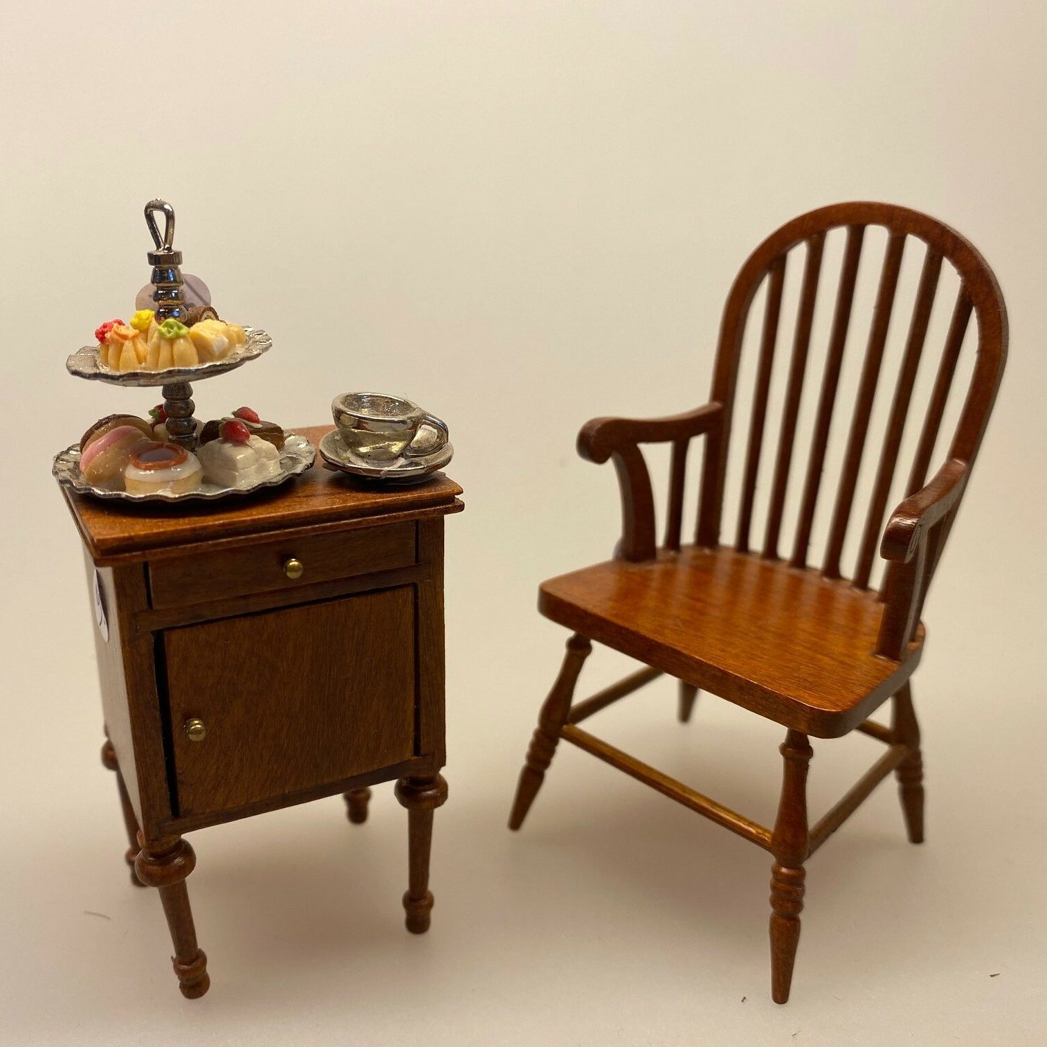 kage,Miniature Sølvopsats med kager,Miniature Pindestol med armlæn i Valnød , buet ryg, Miniature Pindestol Valnød, Miniature Pindestol hvid, Miniature Pindestol , stol køkkenstol spisebordsstol, dukkestol, dukkehusmøbler, dukkemøbler, dukkehus, dukkehusting, biti, ribe