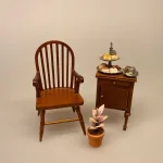 kage,Miniature Sølvopsats med kager,Miniature Pindestol med armlæn i Valnød , buet ryg, Miniature Pindestol Valnød, Miniature Pindestol hvid, Miniature Pindestol , stol køkkenstol spisebordsstol, dukkestol, dukkehusmøbler, dukkemøbler, dukkehus, dukkehusting, biti, ribe