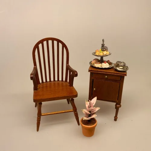 kage,Miniature Sølvopsats med kager,Miniature Pindestol med armlæn i Valnød , buet ryg, Miniature Pindestol Valnød, Miniature Pindestol hvid, Miniature Pindestol , stol køkkenstol spisebordsstol, dukkestol, dukkehusmøbler, dukkemøbler, dukkehus, dukkehusting, biti, ribe