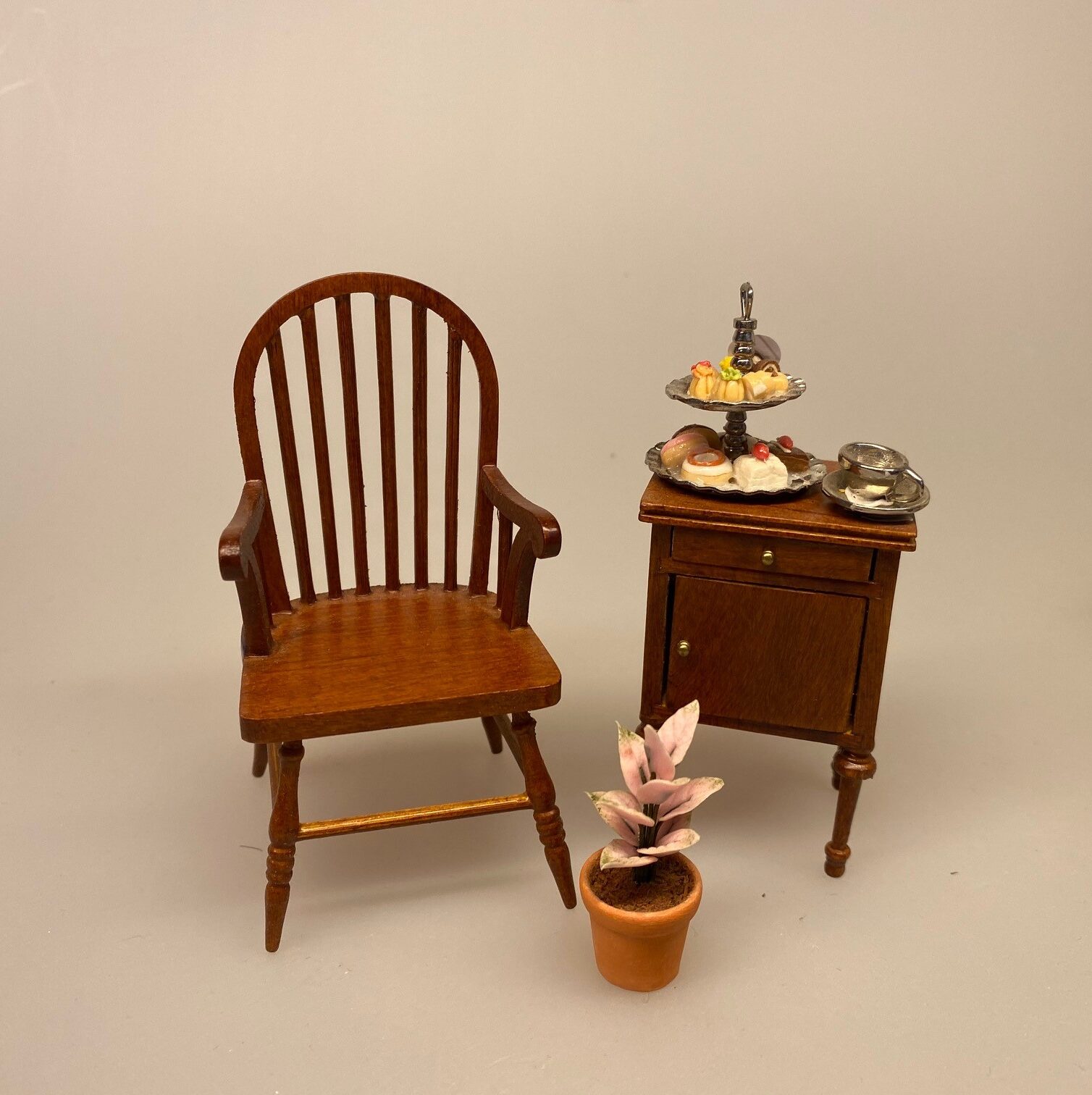 kage,Miniature Sølvopsats med kager,Miniature Pindestol med armlæn i Valnød , buet ryg, Miniature Pindestol Valnød, Miniature Pindestol hvid, Miniature Pindestol , stol køkkenstol spisebordsstol, dukkestol, dukkehusmøbler, dukkemøbler, dukkehus, dukkehusting, biti, ribe