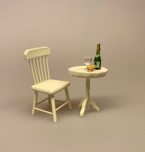Miniature Pindestol cremefarvet , stol køkkenstol spisebordsstol, dukkestol, dukkehusmøbler, dukkemøbler, dukkehus, dukkehusting, biti, ribe, Miniature Lille rundt cremefarvet bord, cafébord, sidebord