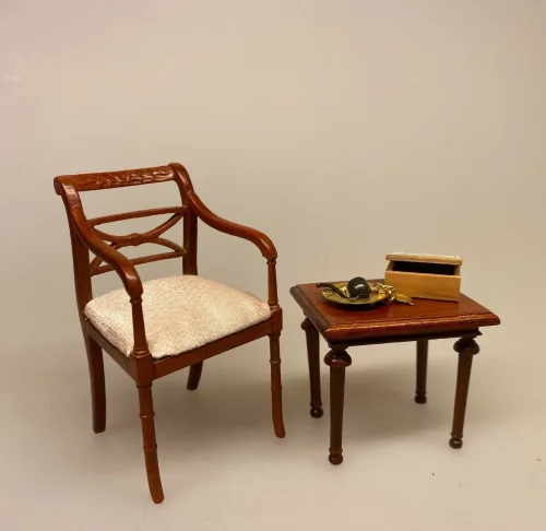 Miniature Polsterstol med armlæn i Valnød , stol, dukkehusmøbler, dukkehusstol, stol til dukkehuset i dukkehusstørrelse, skala, 1:12, miniature stol, miniaturer, empire, håndlavet, træ, kunsthåndværk, valnød, træstol, biti, ribe