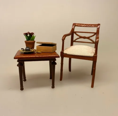 Miniature Polsterstol med armlæn i Valnød , stol, dukkehusmøbler, dukkehusstol, stol til dukkehuset i dukkehusstørrelse, skala, 1:12, miniature stol, miniaturer, empire, håndlavet, træ, kunsthåndværk, valnød, træstol, biti, ribe