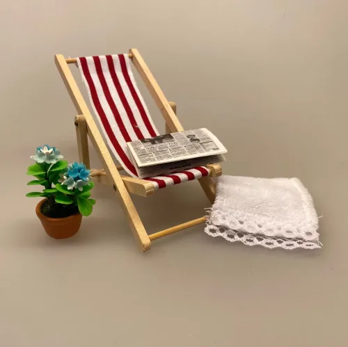 Miniature Liggestol, klappes sammen, sammenklappelig, strandstol, driverliv, strand, sol, ferie, solferie, slappe af, pension, efterløn, miniature, dukkehus, dukkehusting, dukkehustilbehør, sangskjuler, symbolsk, gave, biti