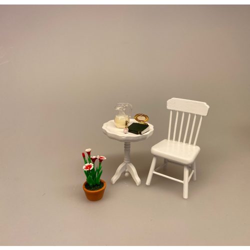 Miniature Potte røde Nelliker ,Miniature Pindestol hvid, Miniature Pindestol , stol køkkenstol spisebordsstol, dukkestol, dukkehusmøbler, dukkemøbler, dukkehus, dukkehusting, biti, ribe