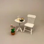 Miniature Potte røde Nelliker ,Miniature Pindestol hvid, Miniature Pindestol , stol køkkenstol spisebordsstol, dukkestol, dukkehusmøbler, dukkemøbler, dukkehus, dukkehusting, biti, ribe