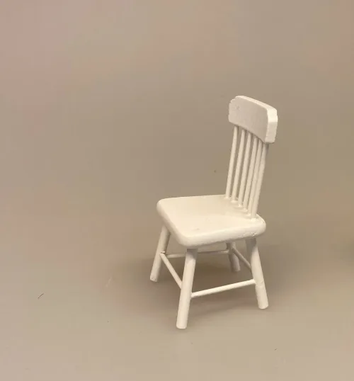 Miniature Pindestol hvid, Miniature Pindestol , stol køkkenstol spisebordsstol, dukkestol, dukkehusmøbler, dukkemøbler, dukkehus, dukkehusting, biti, ribe