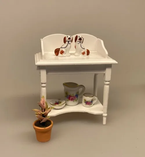 Miniature Potte Rosita ,Miniature Staffordshire Skipperhunde, sømandshunde, staffordshire, hunde, sømand, skipper, søfarer, pynt, vindue, dukkehus, miniaturer, dukkehusting, dukkehustilbehør, 1:12