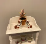 Miniature Potte Rosita ,Miniature Staffordshire Skipperhunde, sømandshunde, staffordshire, hunde, sømand, skipper, søfarer, pynt, vindue, dukkehus, miniaturer, dukkehusting, dukkehustilbehør, 1:12