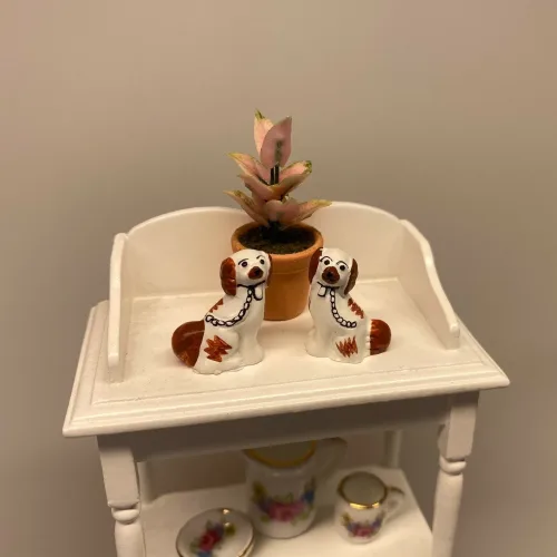 Miniature Potte Rosita ,Miniature Staffordshire Skipperhunde, sømandshunde, staffordshire, hunde, sømand, skipper, søfarer, pynt, vindue, dukkehus, miniaturer, dukkehusting, dukkehustilbehør, 1:12