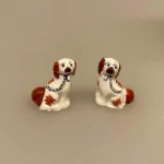 Miniature Staffordshire Skipperhunde, sømandshunde, staffordshire, hunde, sømand, skipper, søfarer, pynt, vindue, dukkehus, miniaturer, dukkehusting, dukkehustilbehør, 1:12