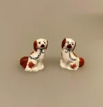 Miniature Staffordshire Skipperhunde, sømandshunde, staffordshire, hunde, sømand, skipper, søfarer, pynt, vindue, dukkehus, miniaturer, dukkehusting, dukkehustilbehør, 1:12