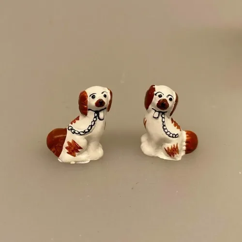 Miniature Staffordshire Skipperhunde, sømandshunde, staffordshire, hunde, sømand, skipper, søfarer, pynt, vindue, dukkehus, miniaturer, dukkehusting, dukkehustilbehør, 1:12