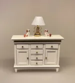 Miniature Hvid Kommode med guldkant.Miniature Staffordshire Skipperhunde, sømandshunde, staffordshire, hunde, sømand, skipper, søfarer, pynt, vindue, dukkehus, miniaturer, dukkehusting, dukkehustilbehør, 1:12