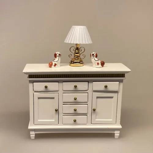 Miniature Hvid Kommode med guldkant.Miniature Staffordshire Skipperhunde, sømandshunde, staffordshire, hunde, sømand, skipper, søfarer, pynt, vindue, dukkehus, miniaturer, dukkehusting, dukkehustilbehør, 1:12