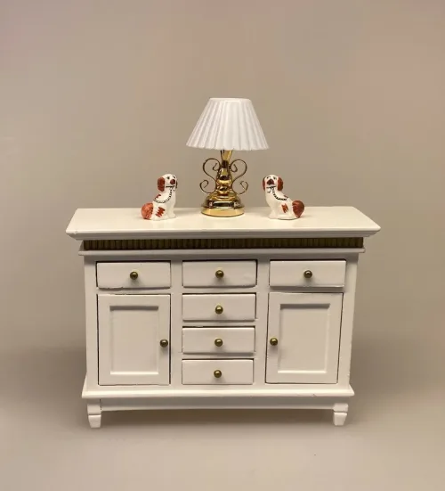 Miniature Hvid Kommode med guldkant.Miniature Staffordshire Skipperhunde, sømandshunde, staffordshire, hunde, sømand, skipper, søfarer, pynt, vindue, dukkehus, miniaturer, dukkehusting, dukkehustilbehør, 1:12