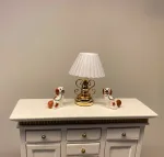 Miniature Hvid Kommode med guldkant,Miniature Staffordshire Skipperhunde, sømandshunde, staffordshire, hunde, sømand, skipper, søfarer, pynt, vindue, dukkehus, miniaturer, dukkehusting, dukkehustilbehør, 1:12