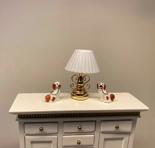 Miniature Hvid Kommode med guldkant,Miniature Staffordshire Skipperhunde, sømandshunde, staffordshire, hunde, sømand, skipper, søfarer, pynt, vindue, dukkehus, miniaturer, dukkehusting, dukkehustilbehør, 1:12