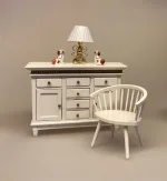 Miniature Hvid Kommode med guldkant,Miniature Hvid svensk Pindestol ,Miniature Staffordshire Skipperhunde, sømandshunde, staffordshire, hunde, sømand, skipper, søfarer, pynt, vindue, dukkehus, miniaturer, dukkehusting, dukkehustilbehør, 1:12