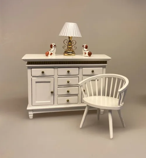 Miniature Hvid Kommode med guldkant,Miniature Hvid svensk Pindestol ,Miniature Staffordshire Skipperhunde, sømandshunde, staffordshire, hunde, sømand, skipper, søfarer, pynt, vindue, dukkehus, miniaturer, dukkehusting, dukkehustilbehør, 1:12