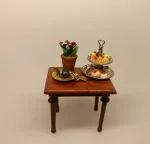 Miniature Sidebord i Valnød , lille, sidebord, lampebord, træbord, dukkehus, dukkehusmøbler, dukkehusting, dukkehustilbehør, dukkehuset, dukkestue, dukkemøbler, biti, ribe