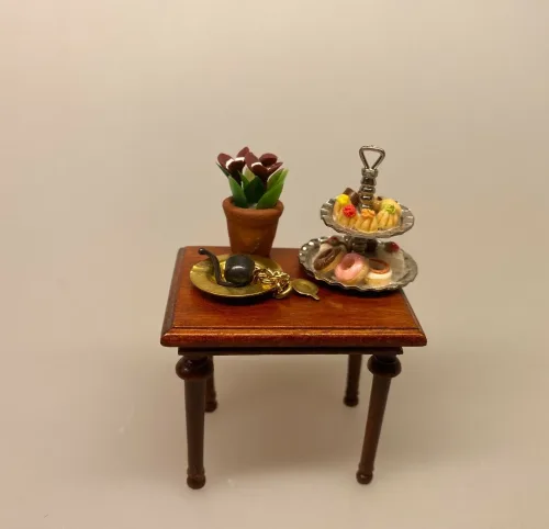 Miniature Sidebord i Valnød , lille, sidebord, lampebord, træbord, dukkehus, dukkehusmøbler, dukkehusting, dukkehustilbehør, dukkehuset, dukkestue, dukkemøbler, biti, ribe