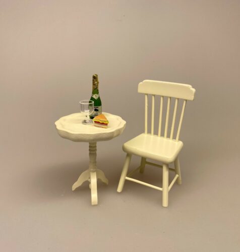 Miniature Lille Rundt Bord Creme, Miniature Pindestol cremefarvet , stol køkkenstol spisebordsstol, dukkestol, dukkehusmøbler, dukkemøbler, dukkehus, dukkehusting, biti, ribe, Miniature Lille rundt cremefarvet bord, cafébord, sidebord