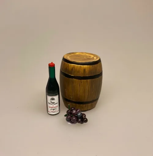 Miniature Tønde brun, tønde, vintønde, vin, vinentusiast, gave, gavekort, symbolsk, øl, øltønde, ølbrygning, bryghus, hjemmebryg, ølhus, miniature, miniaturer, dukkehus, 1:12, dukkehusting, dukkehustilbehør, sættekasse, sætterkassen, samler, model, skala, biti, ribe