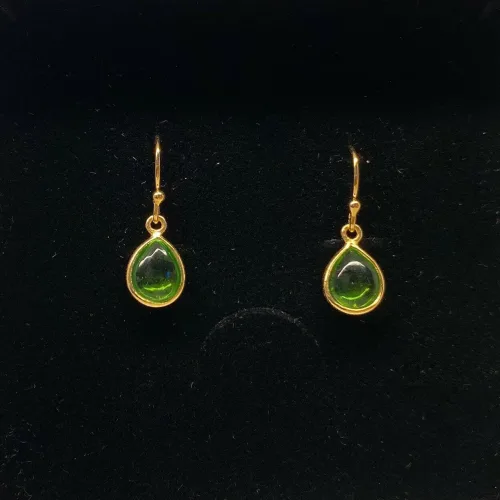 Forgyldte Ørenringe med glatte dråber - Grøn Krystal, æblegrøn, grøn, frisk, lækker, smuk, nyhed, ørehængere, øreringe, ørenringe, dråber, dråbeformet, guld, ægte, guldbelagt, billige, maanesten, stine a, biti, ribe