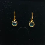 Forgyldte Ørenringe med runde facetsten - London Blå, topaz, Londonblå, petrol, petrolblå, blå, sten øreringe, ørehængere ægte, guld, guldøreringe, ørenringe, ørehængere, runde, sten, elegante, galla, fest, festtilbehør, smykker, danske, brands, stine a, maanesten, sfb, susanne friis bjørner, biti, ribe, tilbud, billige, kvalitet, sterling sølv, forgyldt, guldbelagt, holdbare, smukke, prinsesse
