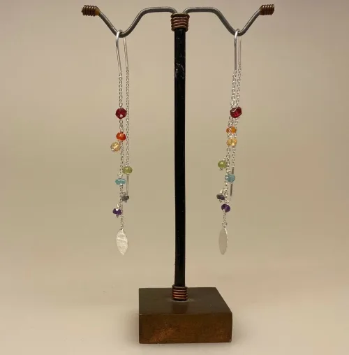 Sølv Ørekæder med ægte sten Regnbue , ægte, sterling, sølv, nikkelfri, ægte sten, ædelsten, mineraler, shakra, regnbue, regnbuefarvet, regnbue farver, lange, tynde, lette, kæder, ørekæder, ørehængere, moderne, nye, forår, 2020. nyheder, sommer, hængeøreringe, ørenringe, øreringe, susanne friis bjørner, sfb, maanesten, stine a, biti, ribe