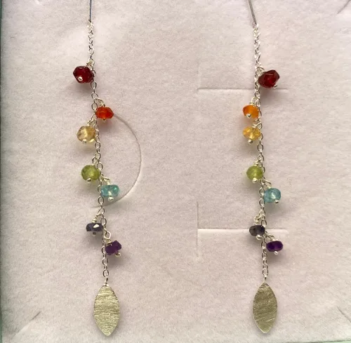 Sølv Ørekæder med ægte sten Regnbue , ægte, sterling, sølv, nikkelfri, ægte sten, ædelsten, mineraler, shakra, regnbue, regnbuefarvet, regnbue farver, lange, tynde, lette, kæder, ørekæder, ørehængere, moderne, nye, forår, 2020. nyheder, sommer, hængeøreringe, ørenringe, øreringe, susanne friis bjørner, sfb, maanesten, stine a, biti, ribe
