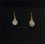 Forgyldte Ørenringe med runde facetsten - Labradorit, opaliserende, iriserende, månesten, ørehængere, øreringe, ørenringe, med sten, runde, facetterede, facetslebne, facetslebet, biti, ribe, maanesten, stine a, susanne friis bjørner, sfb