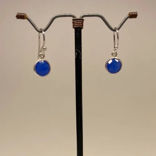 Sølv Ørenringe med runde facetsten - Blå Agat, blå, cobolt blå, kongeblå, royal blue, himmelblå, sølvøreringe, ægte, sterling sølv, nikkelfri, ædelsten , halvædelsten, moderne, små, runde, flotte, ørehængere, hænge øreringe, ørenringe, kroge, fest, pynt, tilbud, dansk, brands, biti, ribe, susanne friis bjørner, maanesten, stine a, enamel