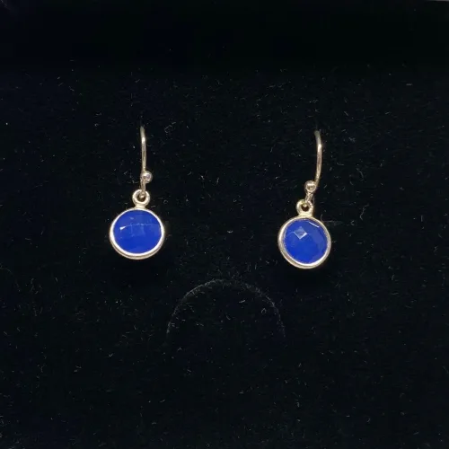 Sølv Ørenringe med runde facetsten - Blå Agat, blå, cobolt blå, kongeblå, royal blue, himmelblå, sølvøreringe, ægte, sterling sølv, nikkelfri, ædelsten , halvædelsten, moderne, små, runde, flotte, ørehængere, hænge øreringe, ørenringe, kroge, fest, pynt, tilbud, dansk, brands, biti, ribe, susanne friis bjørner, maanesten, stine a, enamel