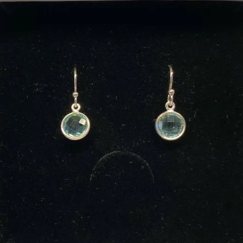 Sølv Ørenringe med runde facetsten - Isblå Krystal. topaz, klar, isblå, slebet, lyseblå, aquamarin, sølv, ægte, billig, tilbud, øreringe, hænge øreringe, ørenringe, ørehængere, med sten, små, runde, elegante, lys blå, lette, nikkelfri, stine a, maanesten, biti, ribe, susanne friis bjørner, enamel