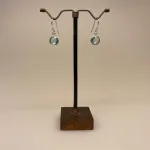 Sølv Ørenringe med runde facetsten - Isblå Krystal. topaz, klar, isblå, slebet, lyseblå, aquamarin, sølv, ægte, billig, tilbud, øreringe, hænge øreringe, ørenringe, ørehængere, med sten, små, runde, elegante, lys blå, lette, nikkelfri, stine a, maanesten, biti, ribe, susanne friis bjørner, enamel