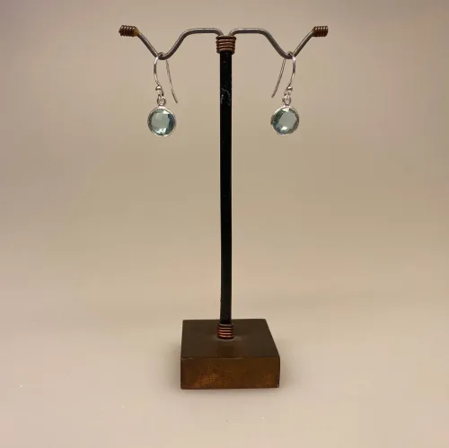 Sølv Ørenringe med runde facetsten - Isblå Krystal. topaz, klar, isblå, slebet, lyseblå, aquamarin, sølv, ægte, billig, tilbud, øreringe, hænge øreringe, ørenringe, ørehængere, med sten, små, runde, elegante, lys blå, lette, nikkelfri, stine a, maanesten, biti, ribe, susanne friis bjørner, enamel