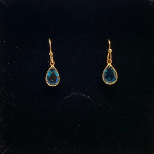 Guld Ørenringe med facetslebet Lille Dråbe - Londonblå Krystal, london blue, london blå, topas, topaz, ædelsten, halvædelsten, guldøreringe, ørehængere, blå, hænge øreringe, små, fine, stine a, dulong, julie sandlau