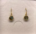 Forgyldte Ørenringe med runde facetsten - Labradorit, opaliserende, iriserende, månesten, ørehængere, øreringe, ørenringe, med sten, runde, facetterede, facetslebne, facetslebet, biti, ribe, maanesten, stine a, susanne friis bjørner, sfb