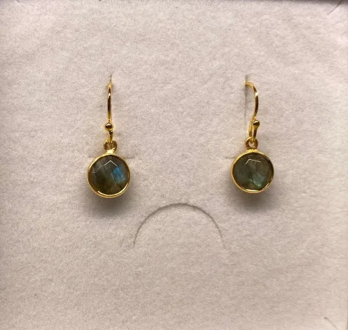Forgyldte Ørenringe med runde facetsten - Labradorit, opaliserende, iriserende, månesten, ørehængere, øreringe, ørenringe, med sten, runde, facetterede, facetslebne, facetslebet, biti, ribe, maanesten, stine a, susanne friis bjørner, sfb