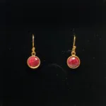 Forgyldte Ørenringe med runde facetsten - Rubin, rubinrød, rubiner, ruby, ørehængere, guld, ægte, ædelsten, ædle sten, lækkert, smukke, billige, tilbud, flotte, små, runde, hængere, sten, røde øreringe, øreringe, biti, ribe, maanesten, stine a, sommer, forår, 2020, nye, nyheder, accessories, tilbehør, galla, fest,